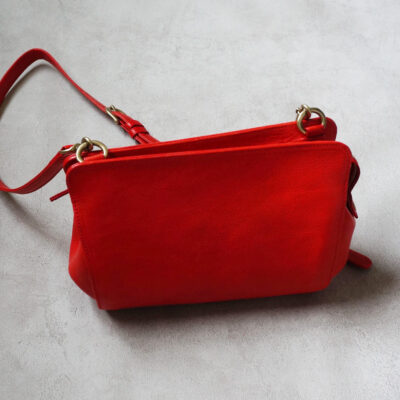 Dimensional gusset shoulder bag