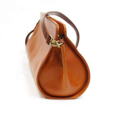 Crossbody bag with pinched side gussets