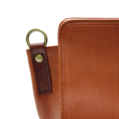 Crossbody bag with pinched side gussets