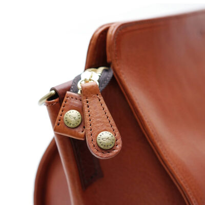 Crossbody bag with pinched side gussets