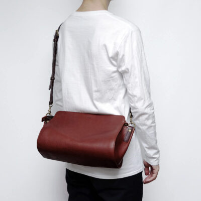 Crossbody bag with pinched side gussets