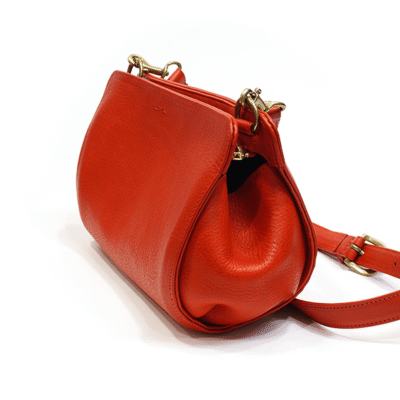 Dimensional gusset shoulder bag