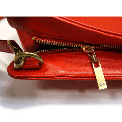 Dimensional gusset shoulder bag