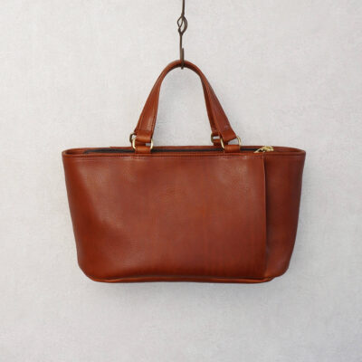 Tote bag with a concealed zipper