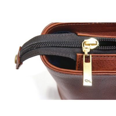 Tote bag with a concealed zipper