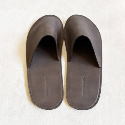 Leather slippers with a wide toe box