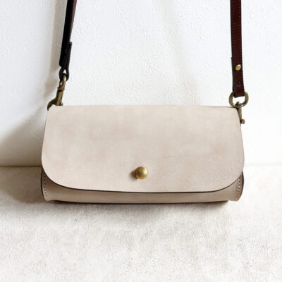 Shoulder bag with a quick-release buckle