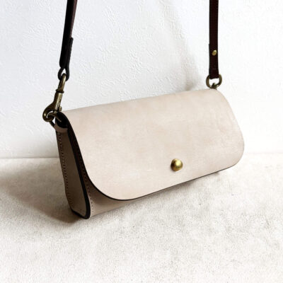 Shoulder bag with a quick-release buckle