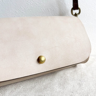 Shoulder bag with a quick-release buckle