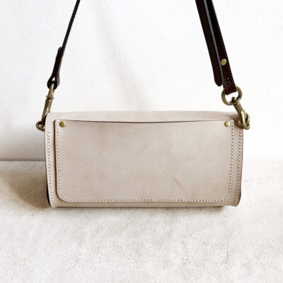 Shoulder bag with a quick-release buckle