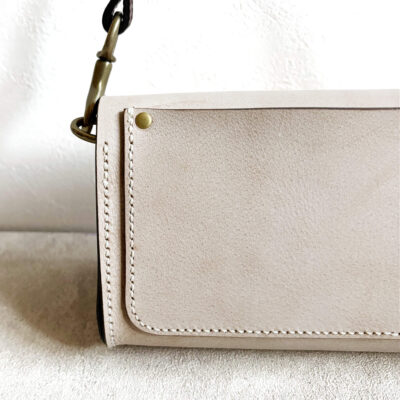 Shoulder bag with a quick-release buckle