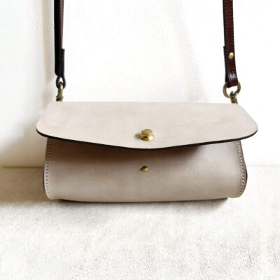 Shoulder bag with a quick-release buckle