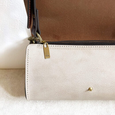 Shoulder bag with a quick-release buckle