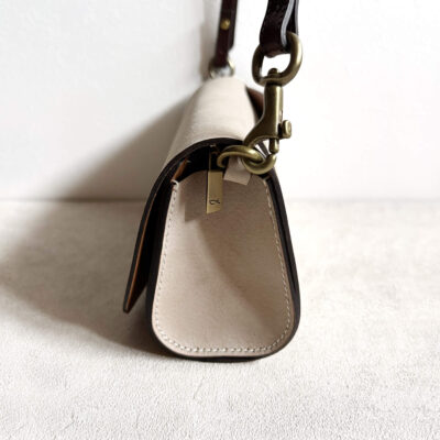 Shoulder bag with a quick-release buckle