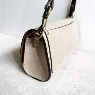Shoulder bag with a quick-release buckle