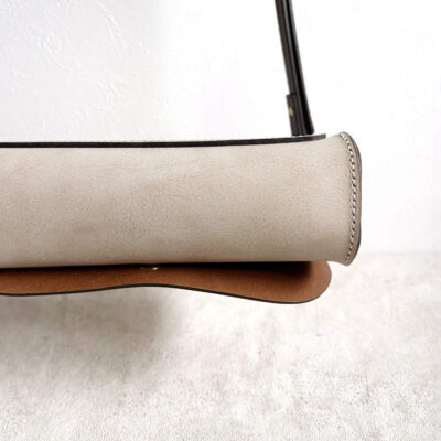 Shoulder bag with a quick-release buckle