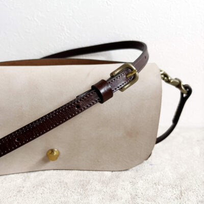 Shoulder bag with a quick-release buckle